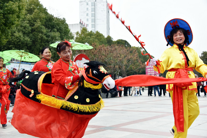 DSC_5763图为2023年2月1日，赶驴花灯在郧阳文化广场表演时的情景。.jpg